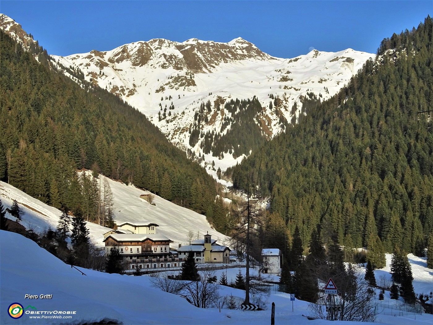 82 Madonna delle Nevi (1336 m) e la sua valle a monte.JPG